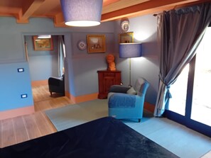 A room with a bed, a chair, a desk, and a lamp. There is a window with curtains. - Room 'Camera 5 - Castel Brio' with Shared Pool, Wi-Fi and Air Conditioning (Castiglione del Lago)
