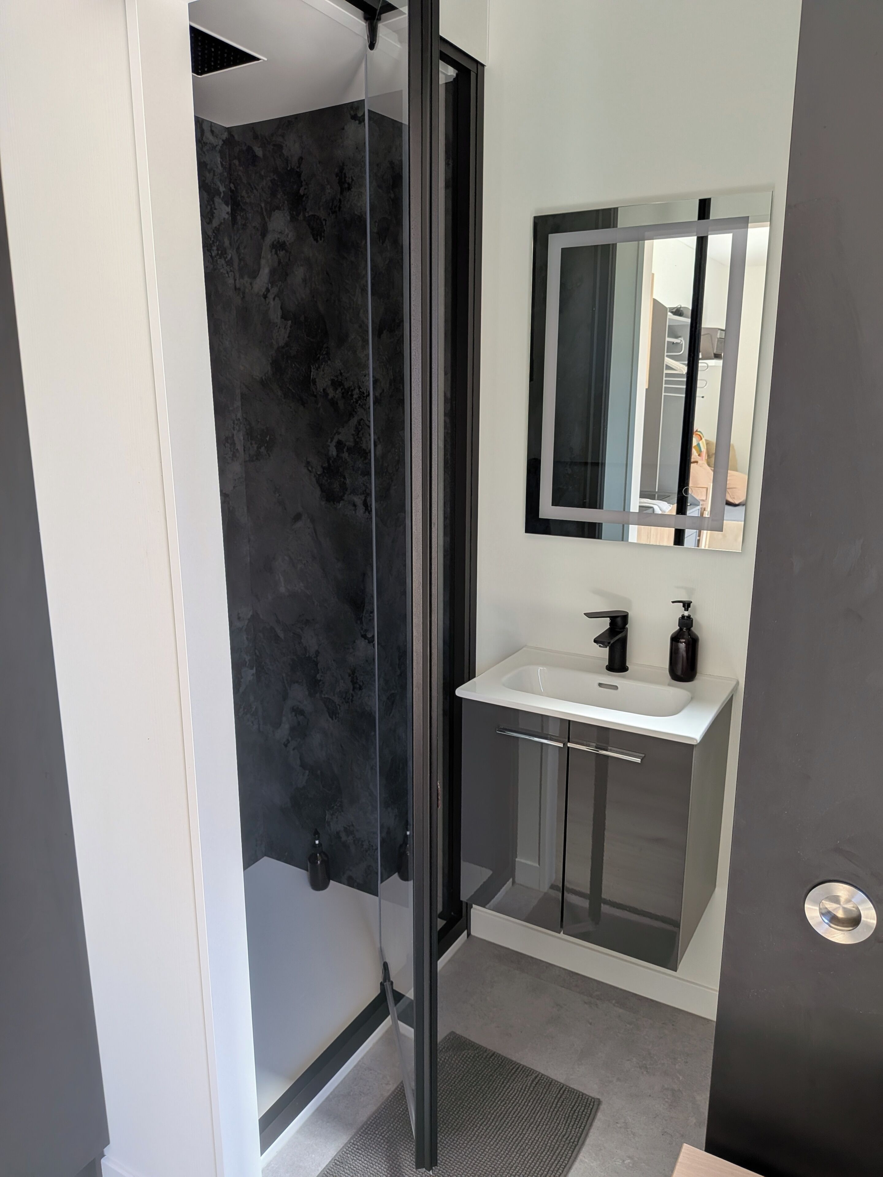 Een douche, een haardroger, handdoeken, zeep