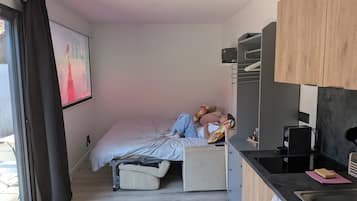 Iron/ironing board, WiFi, bed sheets