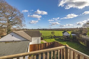 A residential area with a view of a green field and a clear sky. - Large 6 Bed Windsor Stay Near Legoland M4 (Maidenhead)