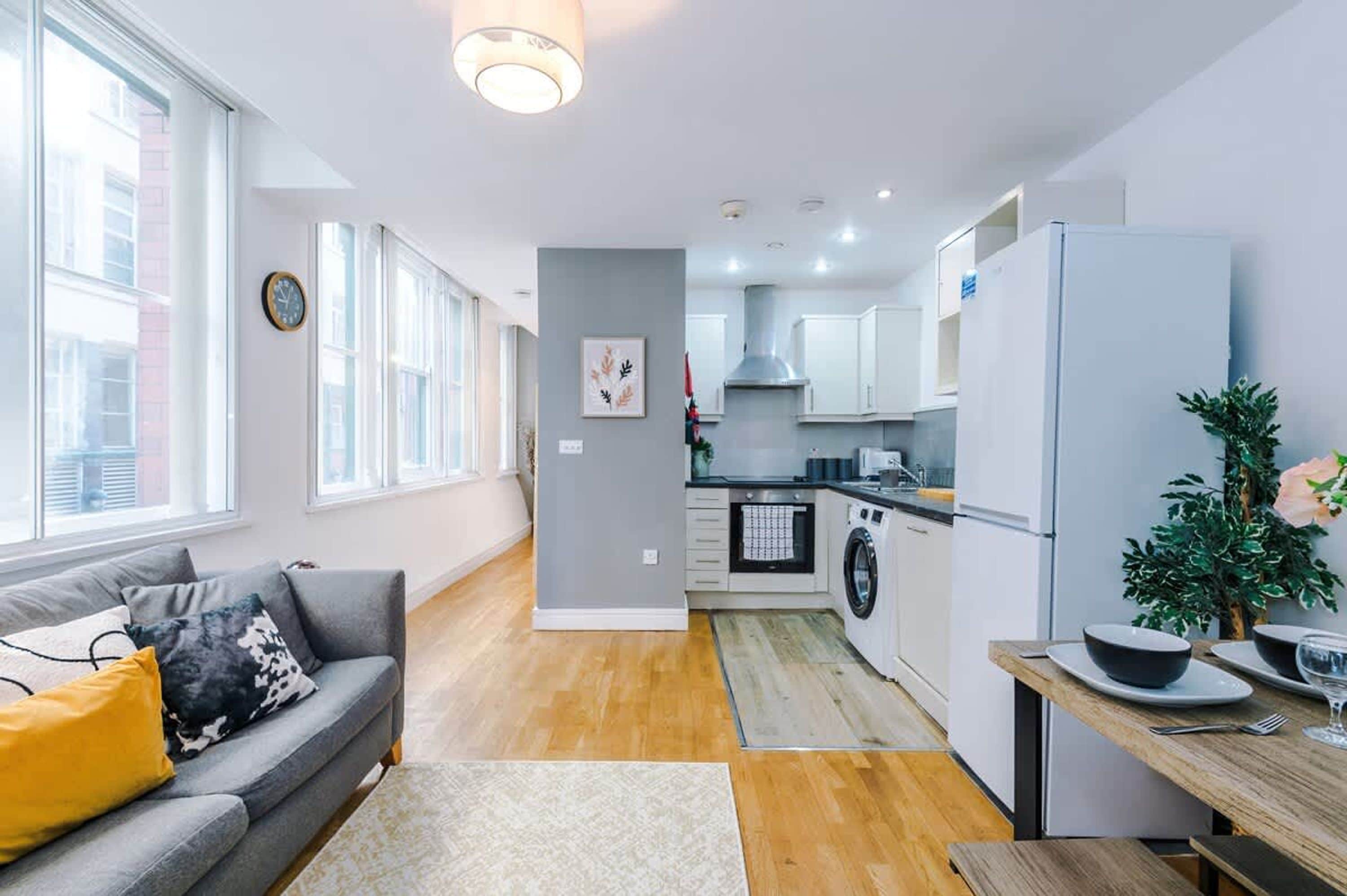 Un apartamento moderno con sala de estar, cocina y comedor.
