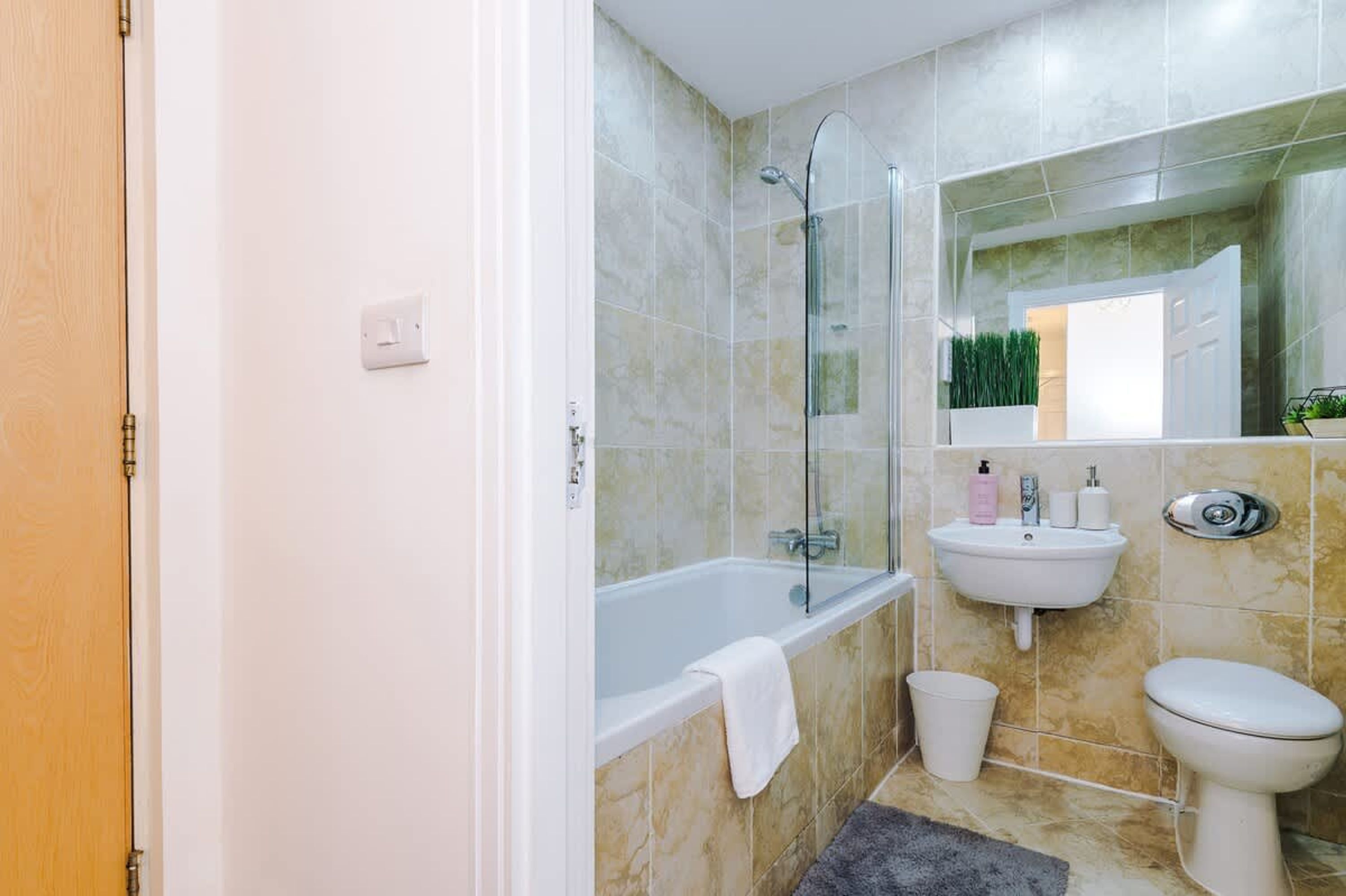 Un baño con bañera, lavabo e inodoro.