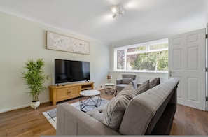 House | 3 bedrooms, Internet - Spacious 3-bed House in Waltham Cross Sleeps 6 (Waltham Cross)