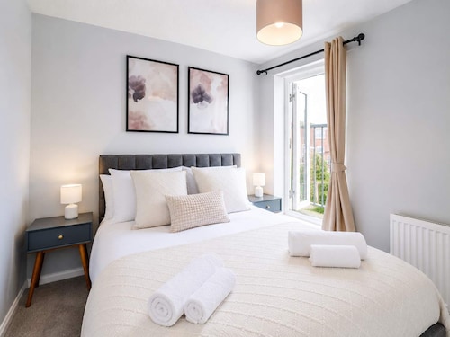 Prime 3BR City Flat Balcony Walk to Shops