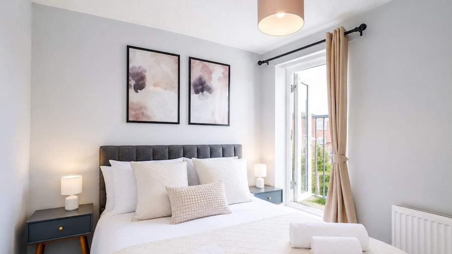Prime 3BR City Flat Balcony Walk to Shops