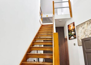 A staircase with wooden steps leading to a landing. - 2 Bed Manchester Free Parking Sleeps 4 (Manchester)