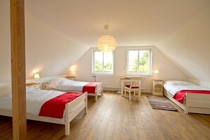 Una camera da letto con due letti, una scrivania e una sedia.