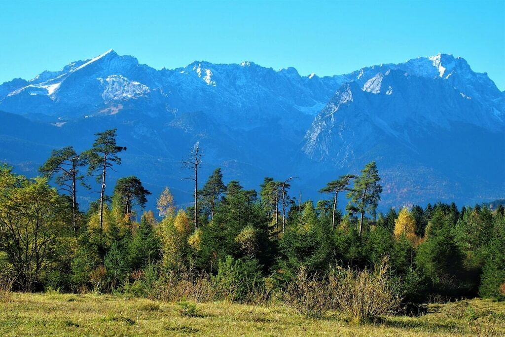 Un paisaje montañoso con cielo despejado.