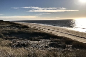 A beach with a clear sky and the sun setting on the horizon. - Holiday apartment with 1 bedroom (Sylt OT Westerland)