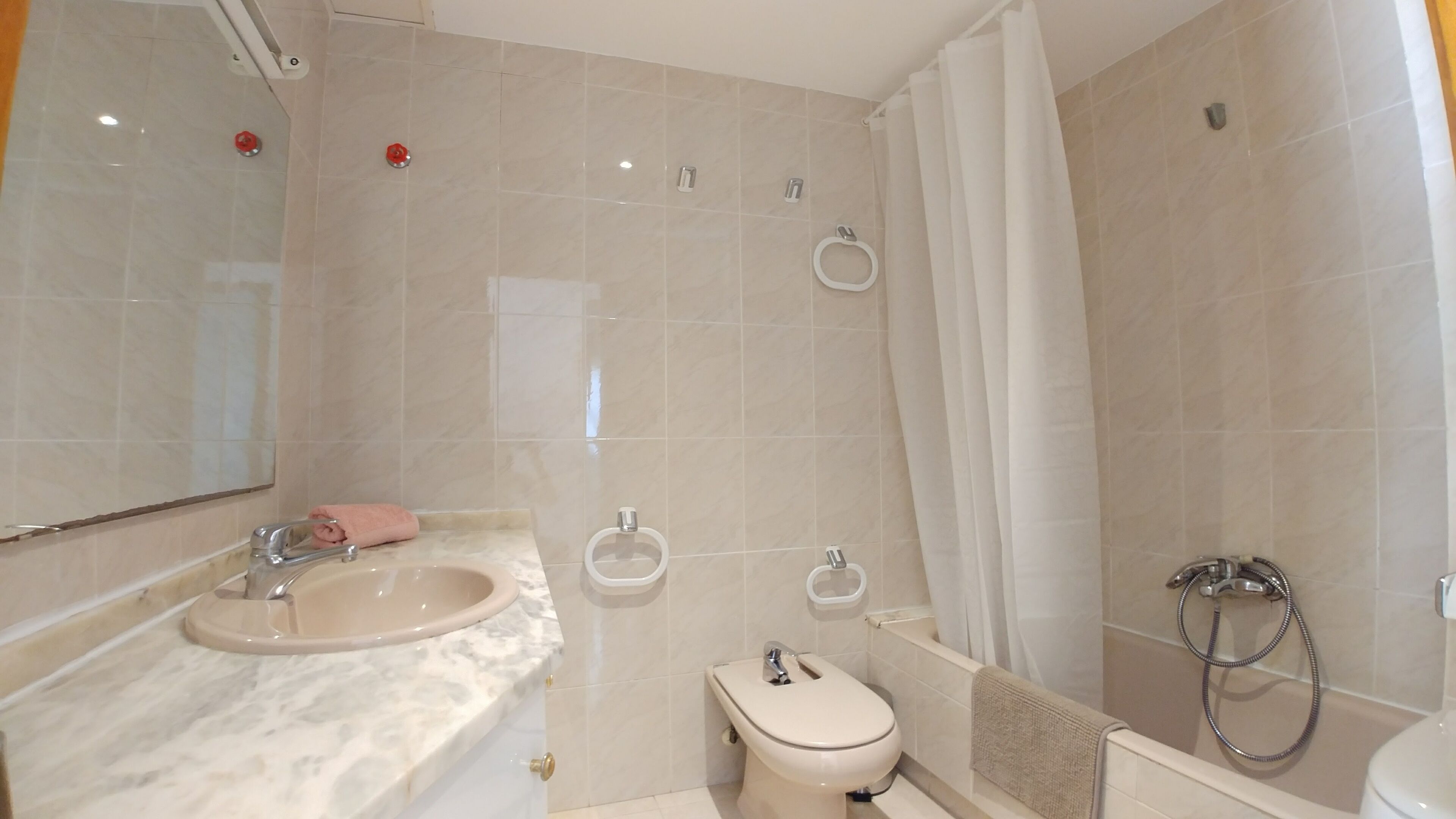 Bruser, hårtørrer, bidet, håndklæder
