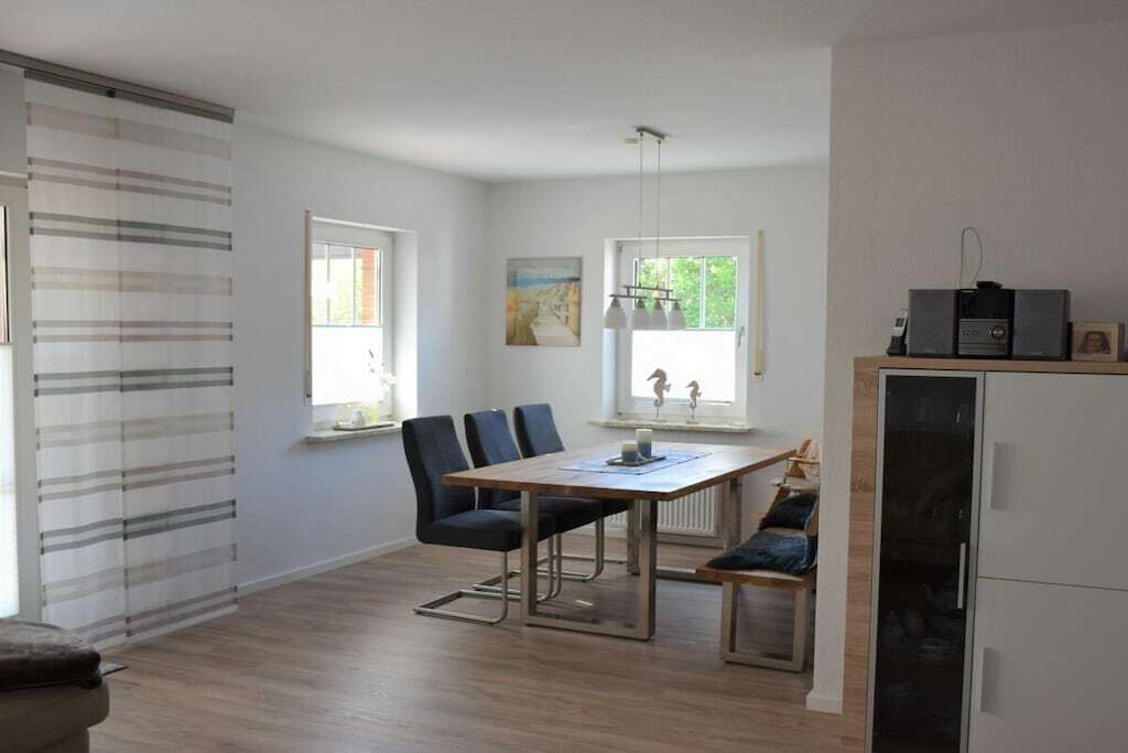 Eine moderne Küche mit Essbereich, einem Kühlschrank und einem Fenster mit Blick.