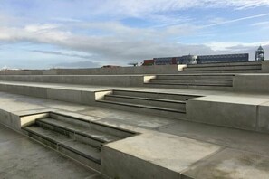Betonstufen führen zu einem Gebäude mit moderner Architektur.