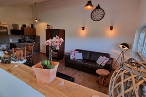 Een moderne leefruimte met een keuken, een eetgedeelte en een zithoek.