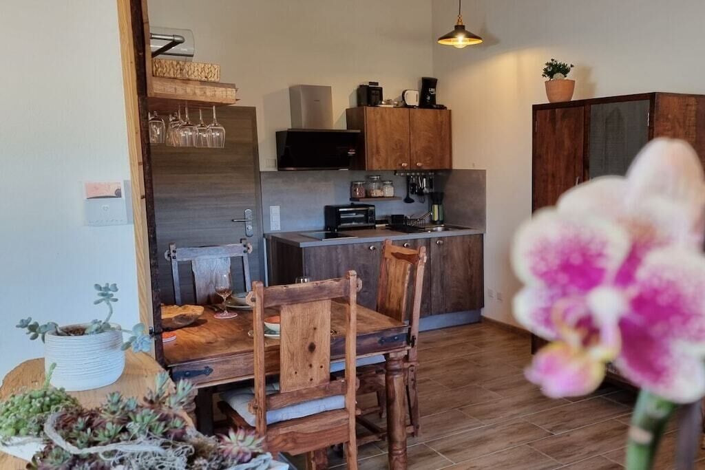 Wasserkocher mit Kaffee-/Teezubehör, Kühlschrank, Mikrowelle, Herdplatte