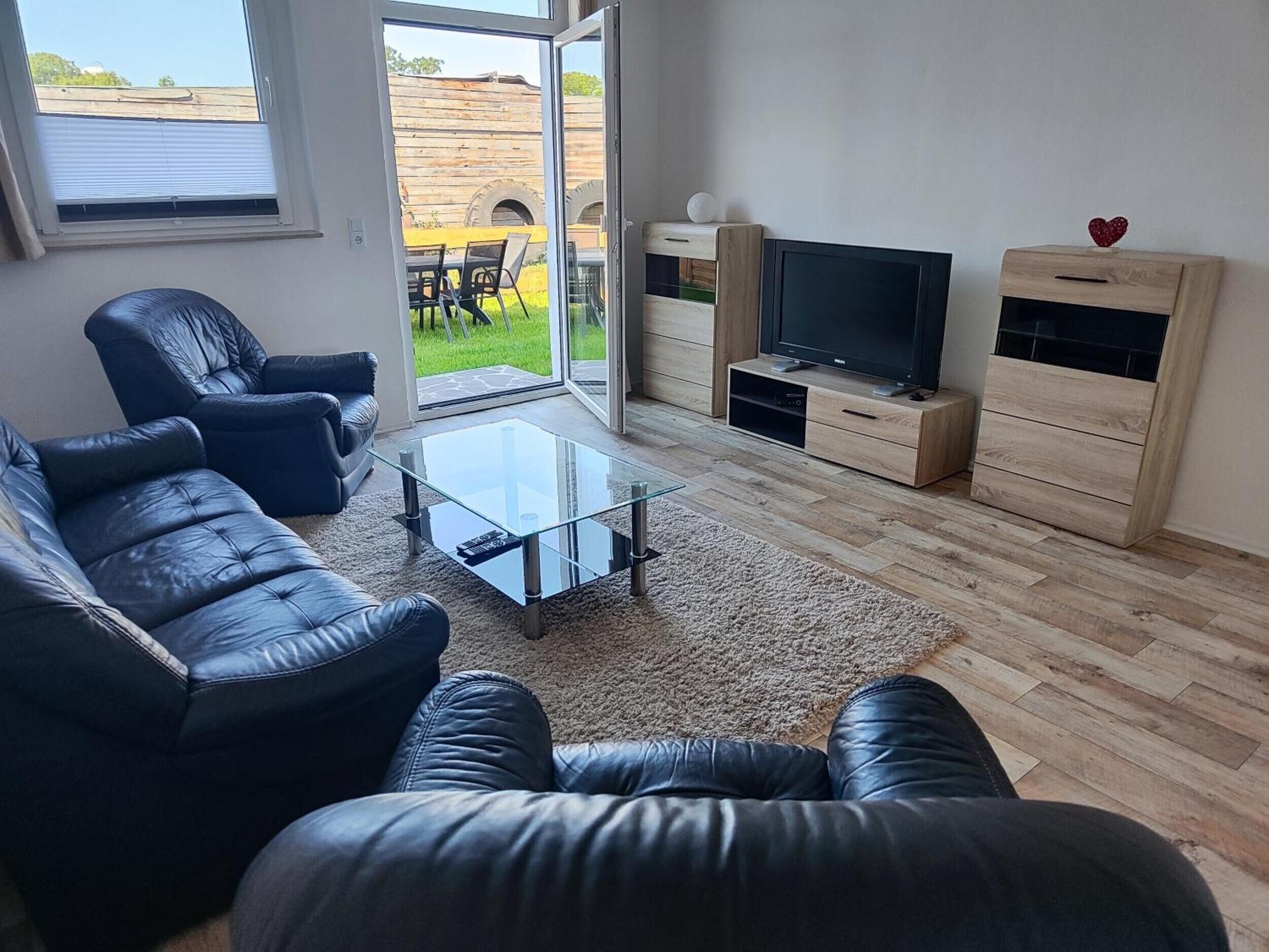 Fernseher, DVD-Player, Tischtennisplatte, Stereoanlage