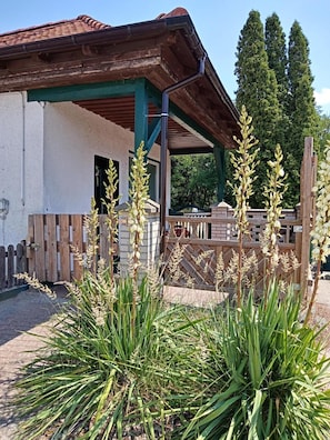 Un bâtiment doté d’un toit en bois et d’une structure de soutien verte.