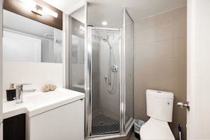 Bathroom - Modern 3BR Retreat, Bright & City-View (Toronto)