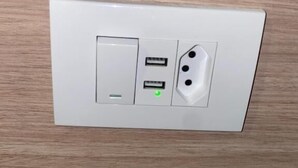Un enchufe de pared con puerto USB y toma de corriente.