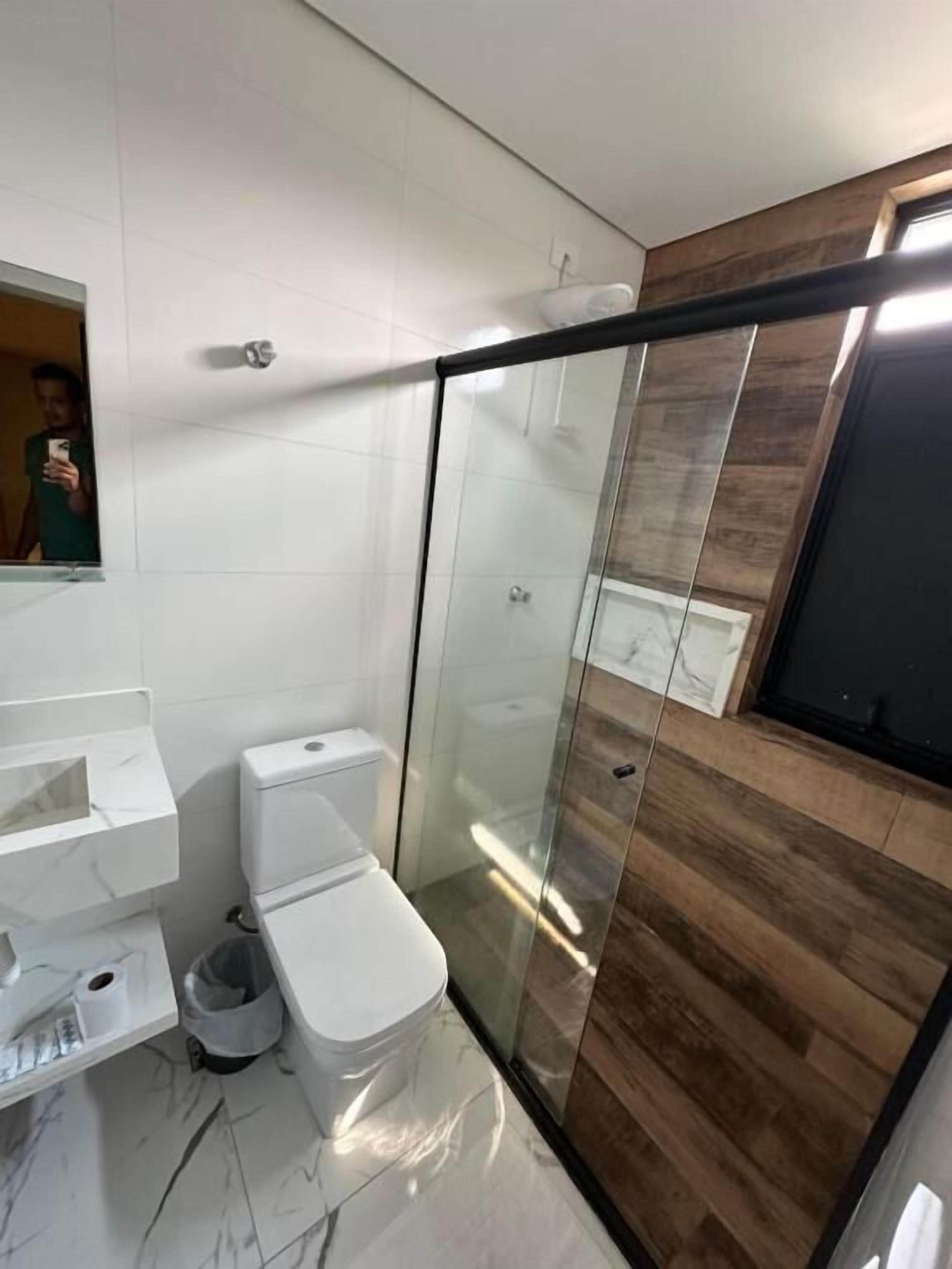 Standard Triple Room | Bathroom | Shower, free toiletries, towels