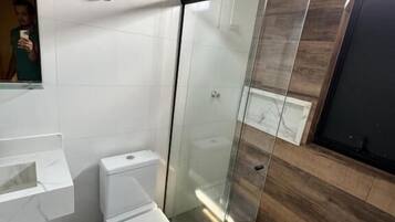 Standard Triple Room | Bathroom | Shower, free toiletries, towels
