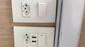 Un teléfono instalado en la pared y dos enchufes con interruptor.