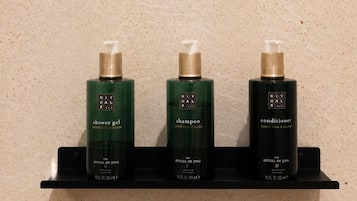 Douche, douche à « effet pluie », articles de toilette gratuits
