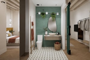 Ein modernes Badezimmer mit grüner Akzentwand, einer weißen Toilette, einem großen Spiegel und einem Waschbecken mit einer Schale. Es gibt hängende Pflanzen und eine Holzleiter.