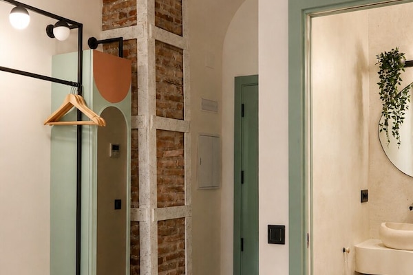Shower, rainfall showerhead, free toiletries, hair dryer