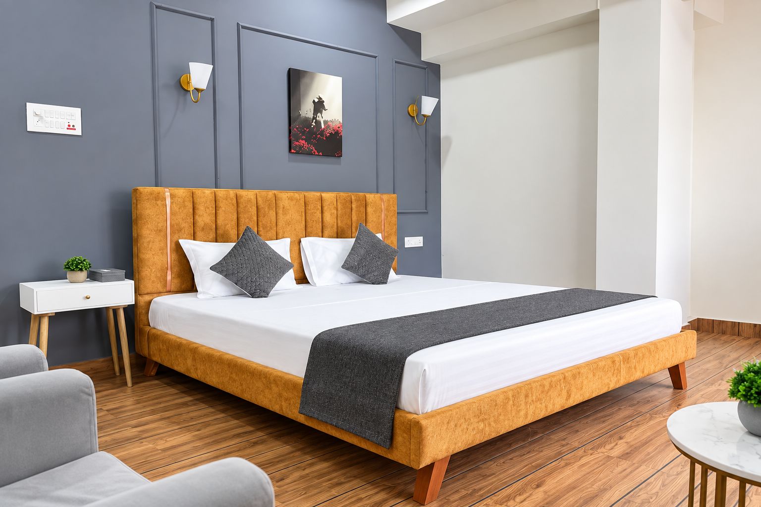 Un dormitorio moderno con cabecera de madera, una cama grande con ropa de cama blanca, dos mesitas de noche con lámparas y una mesita redonda con una planta.
