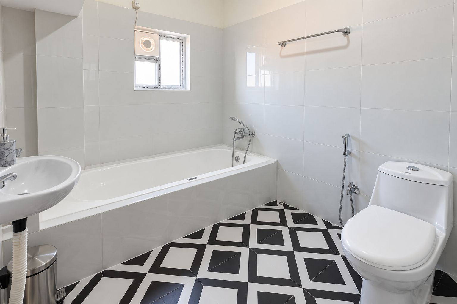 Une salle de bain avec une baignoire, des toilettes et un lavabo.