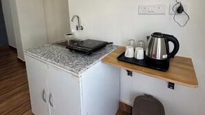 Suíte estúdio clássica, sacada, vista para a cidade | Cozinha privada | Frigobar, cooktop, talheres/pratos/utensílios de cozinha