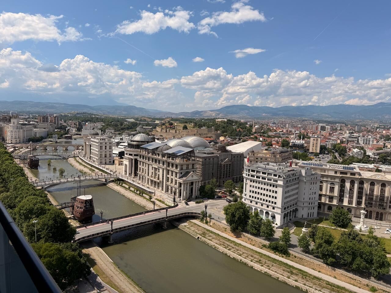 Eine Stadtansicht mit einem Fluss, Brücken und Gebäuden mit Kuppelbauwerken.
