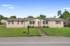 A single-story house with a front porch, a mailbox, and a well-maintained lawn. - Modern home - 15 mins to DT Nashville & BNA (Antioch)