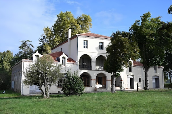 Unclassified image, 1 of 9, button - Domaine de Mathabiau (Castelsarrasin)