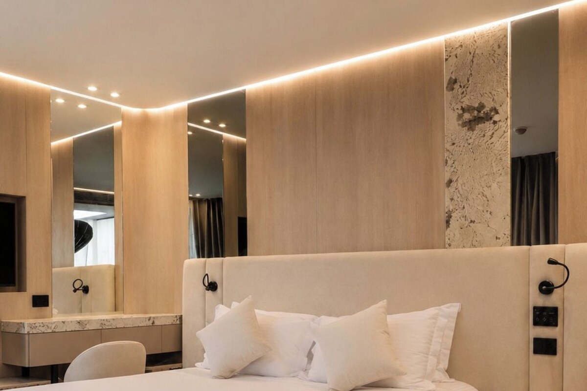 Suite, River View | Minibar, in-room safe, desk, WiFi (free)