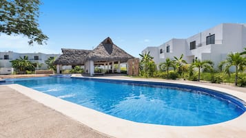 Una piscina al aire libre
