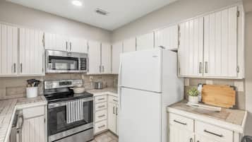 Coffee/tea maker, fridge