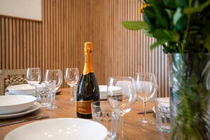 A dining table set with plates, glasses, and a bottle of Maschio champagne. - Relax Retreat in Historic Florence - Private Sauna & Hydromassage (Firenze)