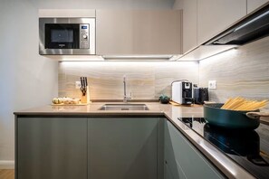 A modern kitchen with a built-in microwave, a sink, and a stove. - Relax Retreat in Historic Florence - Private Sauna & Hydromassage (Firenze)