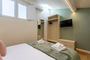 A bedroom with a bed, a wardrobe, a television, and a window. - Relax Retreat in Historic Florence - Private Sauna & Hydromassage (Firenze)