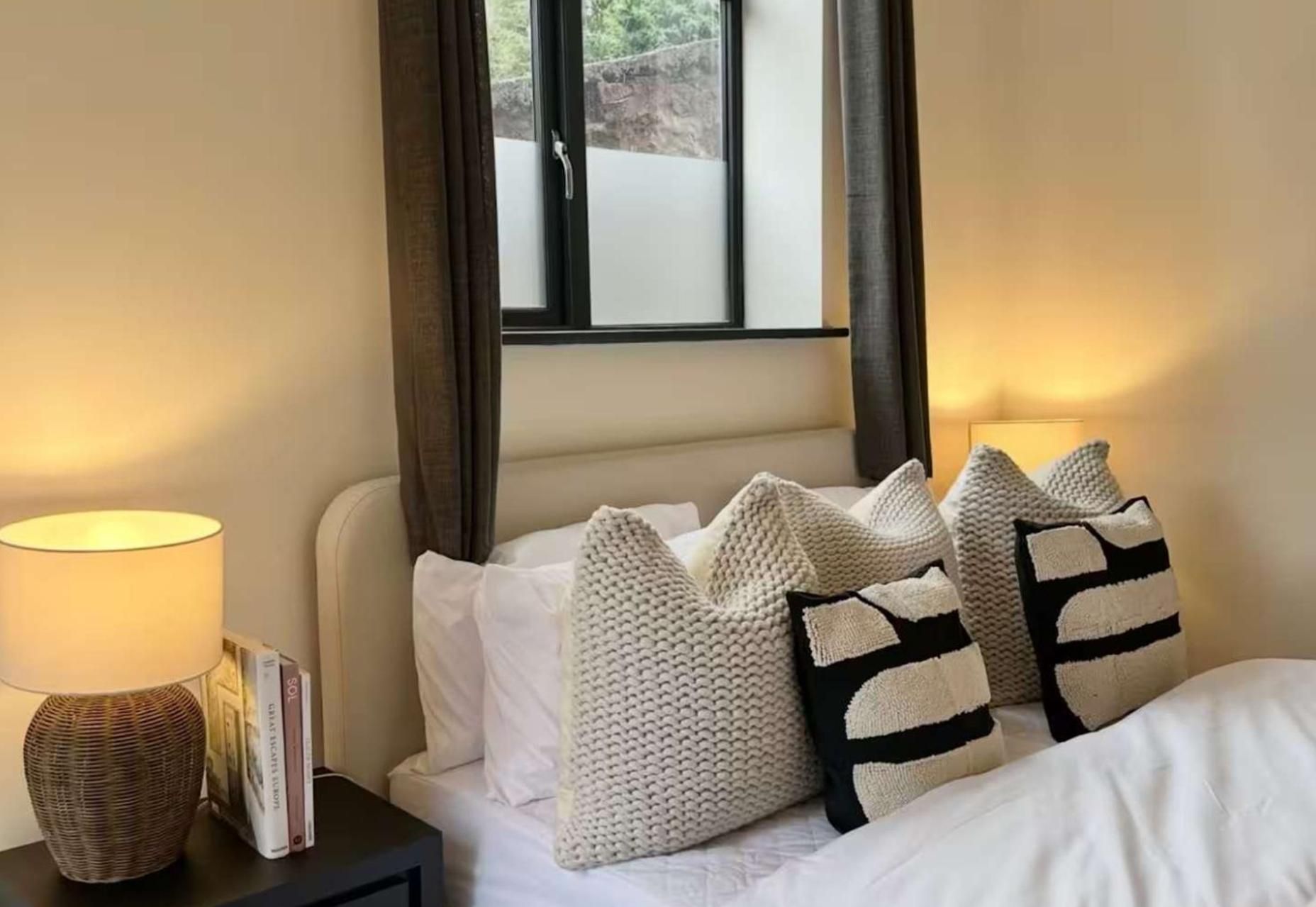 1 habitación, tabla de planchar con plancha, wifi gratis y ropa de cama 