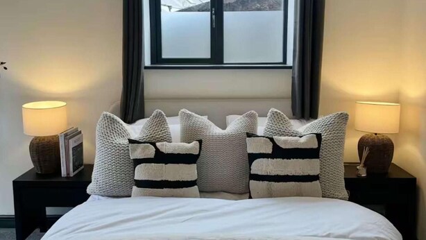 1 habitación, tabla de planchar con plancha, wifi gratis y ropa de cama 