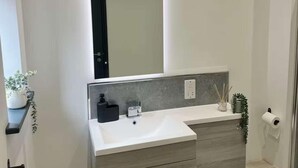 Ducha, secador de pelo, toallas