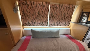 Ein Bett mit Kopfteil, Kissen und Decke.