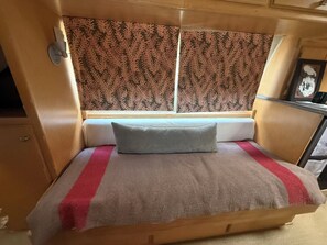 Ein Bett mit Kopfteil, Kissen und Decke.