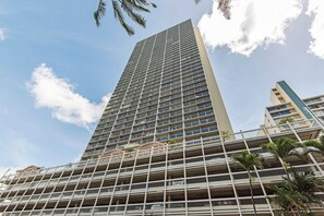 A high-rise building with multiple balconies and a clear sky. - Ocean-diamond Head Views From Island Colony Condo Short Walk to Waikiki Beach (Honolulu)