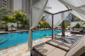 A pool area with lounge chairs and a canopy structure. - Mountain-city Views Condo at Allure W/parking (Honolulu)