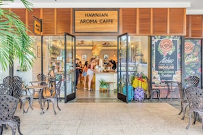 A cafe with a wooden facade and a sign reading "HAWAIIAN AROMA CAFFE". - Ocean-lagoon & Fireworks Views at the Ilikai Hotel W/spectacular Amenities (Honolulu)