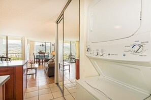 Eine moderne Küche mit integriertem Wasch- und Trockner, einem Essbereich mit Aussicht und einem geräumigen Wohnzimmer.
