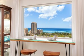 Exterior - Ocean-city Panoramic PH Condo at the Royal Garden W/amazing Hotel Amenities (Honolulu)